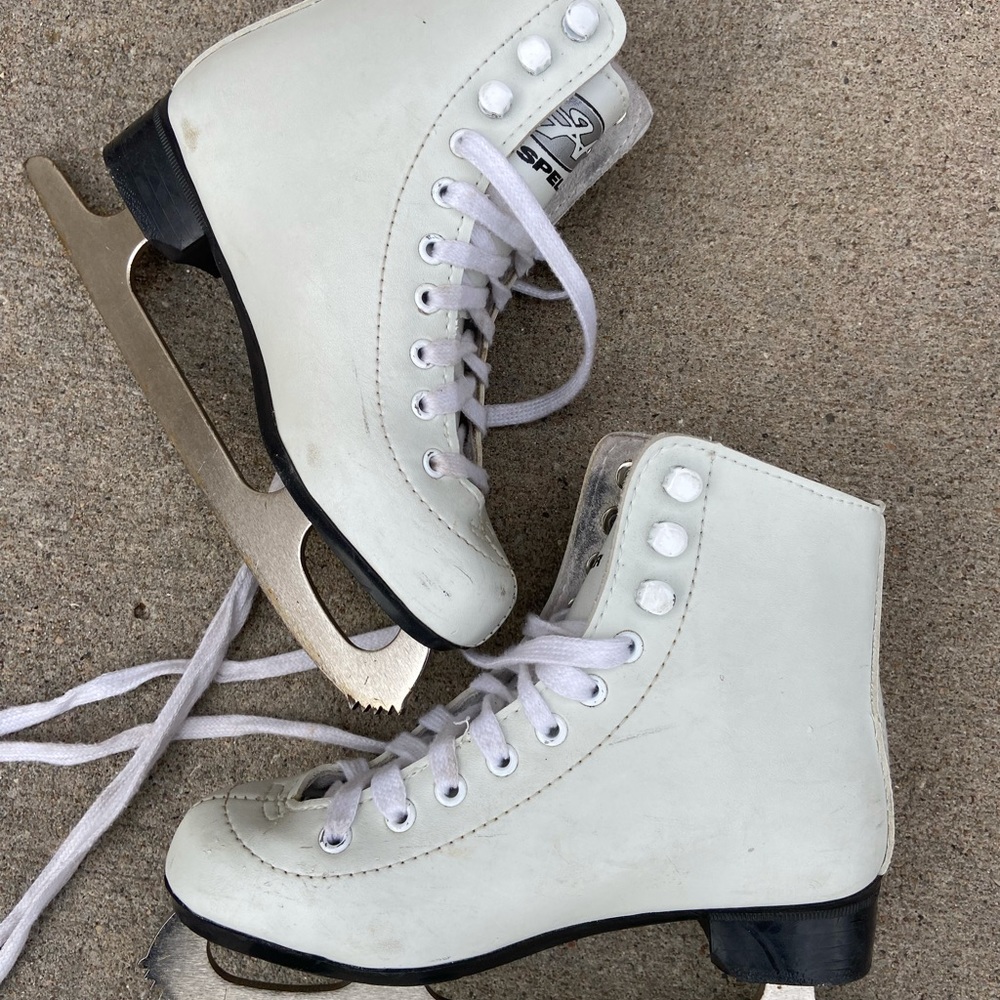 Hespeler white figure skates, youth size 2
Slightly used, Excellent condition
